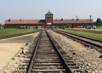 Terwijl het Auschwitz museum zich als stijlloze ondankbaren openbaart, verdubbelt de Biden regering de confrontatie met Rusland