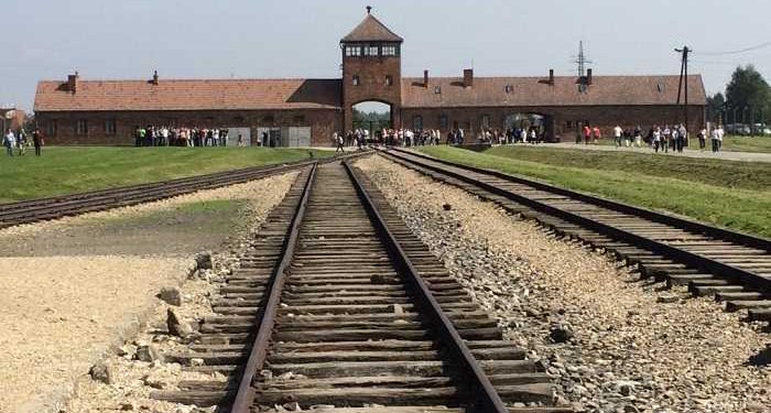 Terwijl het Auschwitz museum zich als stijlloze ondankbaren openbaart, verdubbelt de Biden regering de confrontatie met Rusland