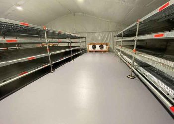 Overal in het Verenigd Koninkrijk worden tijdelijke mortuaria geopend om het grote aantal sterfgevallen op te vangen