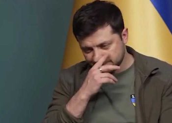 Zoenen, knuffelen en een jeukende neus: Zelensky op tournee terwijl mensen sterven