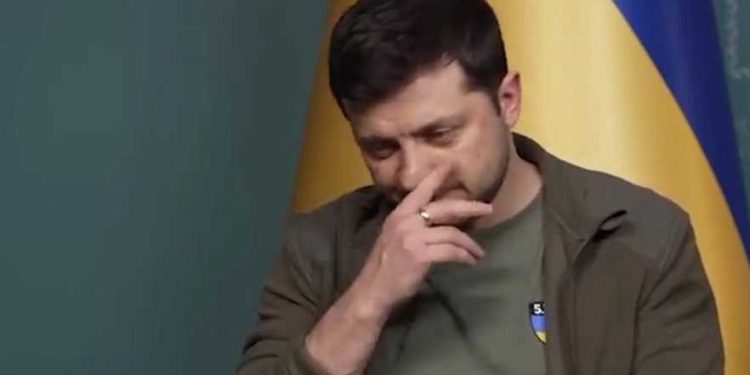 Zoenen, knuffelen en een jeukende neus: Zelensky op tournee terwijl mensen sterven 1 Zoenen, knuffelen en een jeukende neus: Zelensky op tournee terwijl mensen sterven