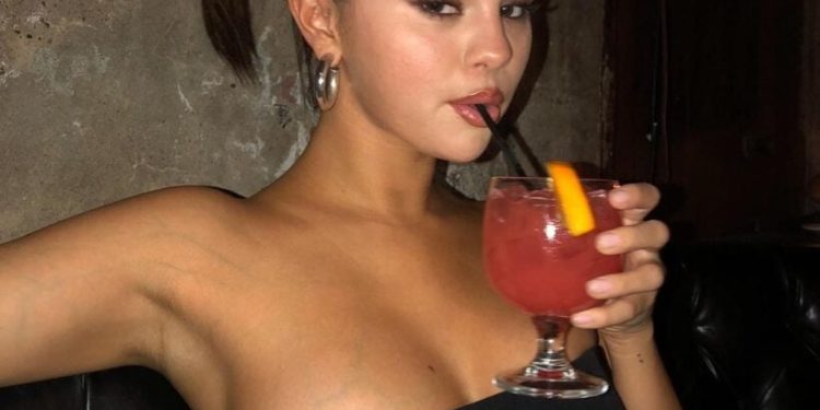 Selena Gomez Ignores Feud Rumors, Announces Social Media Break for Most Relatable Reason … 1 Selena Gomez Ignores Feud Rumors, Announces Social Media Break for Most Relatable Reason …