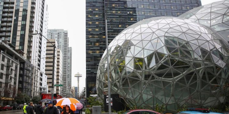 Amazon will lay off another 9,000 employees in the coming weeks 1 Amazon will lay off another 9,000 employees in the coming weeks