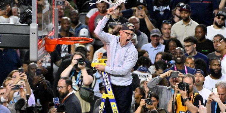UConn's Dan Hurley reaches pinnacle in front of his royal family and former Husky legends 1 UConn’s Dan Hurley reaches pinnacle in front of his royal family and former Husky legends