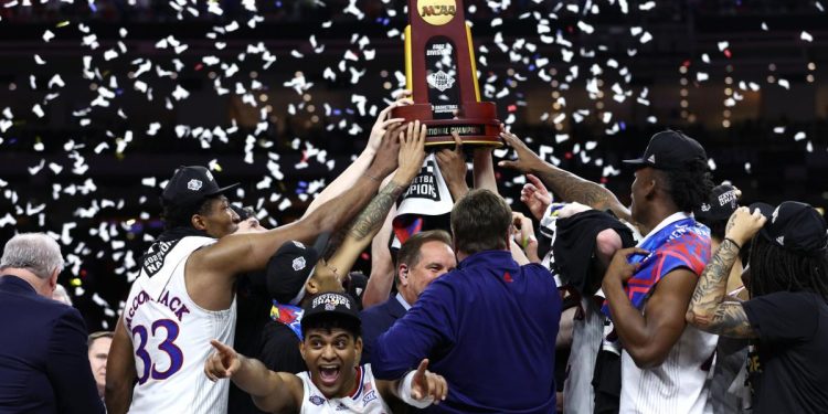 Why does the college basketball championship game start so late? 1 Why does the college basketball championship game start so late?
