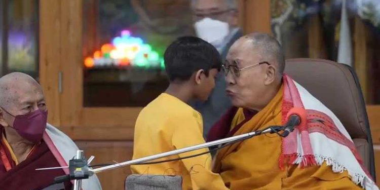 Dalai Lama verontschuldigt zich nadat hij op video is betrapt terwijl hij jonge jongen vraagt aan zijn tong te “zuigen”