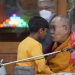 Dalai Lama verontschuldigt zich nadat hij op video is betrapt terwijl hij jonge jongen vraagt aan zijn tong te “zuigen” 12 Dalai Lama verontschuldigt zich nadat hij op video is betrapt terwijl hij jonge jongen vraagt aan zijn tong te “zuigen”