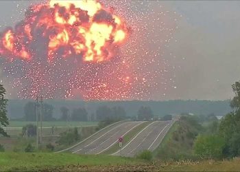 “Hel” in Khmelnitsky: Russische raketten raken een groot munitie- en wapendepot (Video’s)