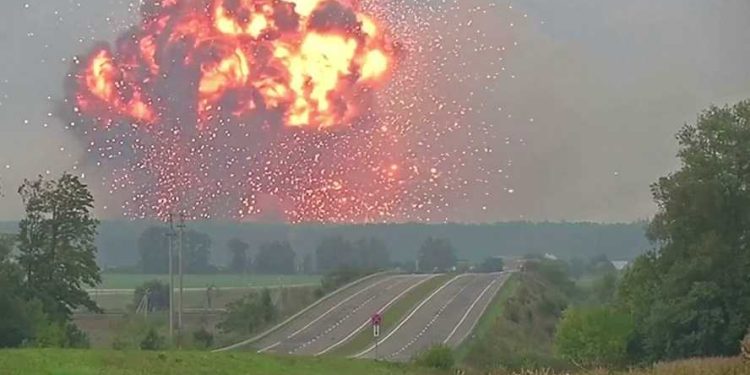 “Hel” in Khmelnitsky: Russische raketten raken een groot munitie- en wapendepot (Video’s) 1 “Hel” in Khmelnitsky: Russische raketten raken een groot munitie- en wapendepot (Video’s)