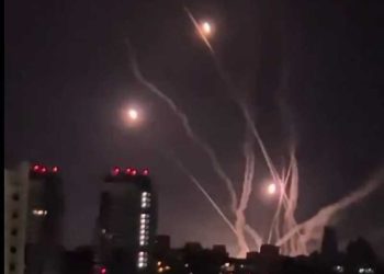 Video’s: Amerikaans PATRIOT raketsysteem vuurt 30+ raketten af boven Kiev, maar wordt uitgeschakeld door Russische treffer – Update – VS bevestigt treffer op Patriot-systeem