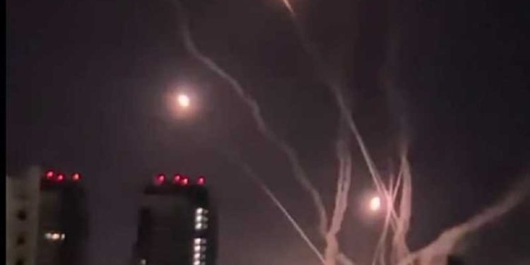 Video’s: Amerikaans PATRIOT raketsysteem vuurt 30+ raketten af boven Kiev, maar wordt uitgeschakeld door Russische treffer – Update – VS bevestigt treffer op Patriot-systeem 1 Video’s: Amerikaans PATRIOT raketsysteem vuurt 30+ raketten af boven Kiev, maar wordt uitgeschakeld door Russische treffer – Update – VS bevestigt treffer op Patriot-systeem