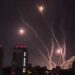 Video’s: Amerikaans PATRIOT raketsysteem vuurt 30+ raketten af boven Kiev, maar wordt uitgeschakeld door Russische treffer – Update – VS bevestigt treffer op Patriot-systeem 12 Video’s: Amerikaans PATRIOT raketsysteem vuurt 30+ raketten af boven Kiev, maar wordt uitgeschakeld door Russische treffer – Update – VS bevestigt treffer op Patriot-systeem