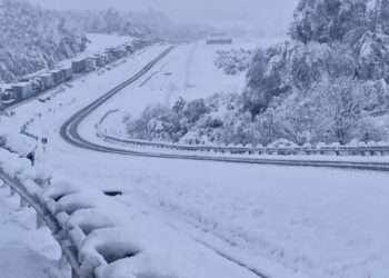 Heavy snowfall grips South Africa (VIDEOS)