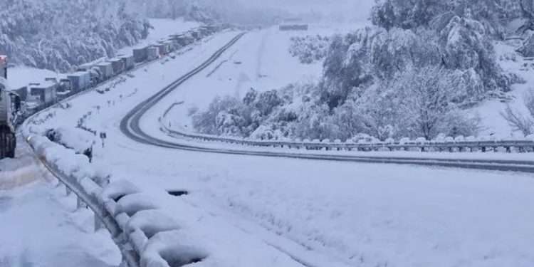 Heavy snowfall grips South Africa (VIDEOS)